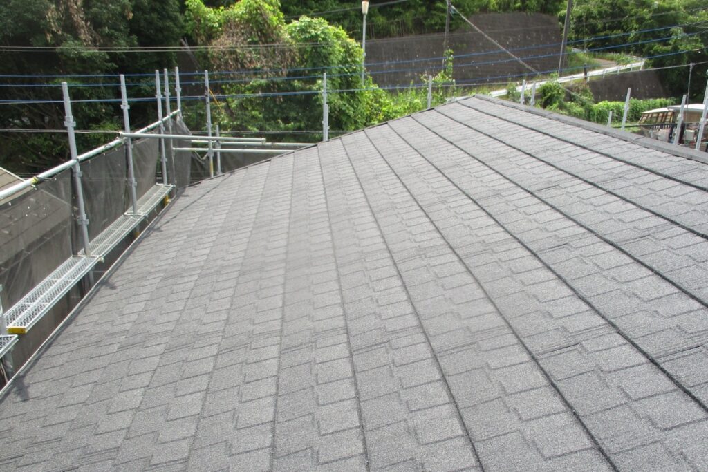 屋根カバーの中で、天然石付ジンカリウム鋼板を使用したものです