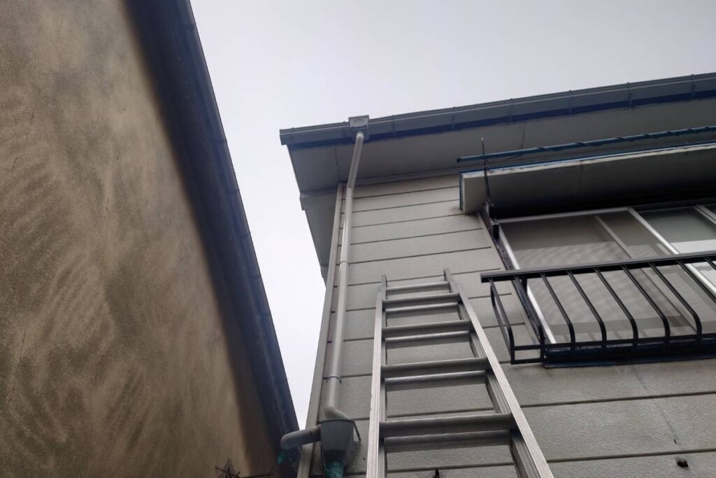 破損した雨樋(あめとい)を直しました